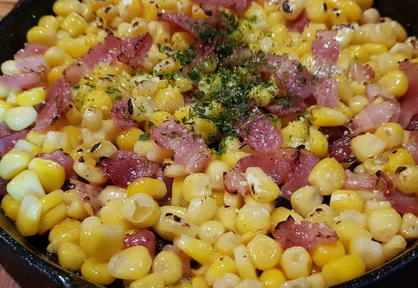 フライパンに入った、コーンとベーコンのソテー