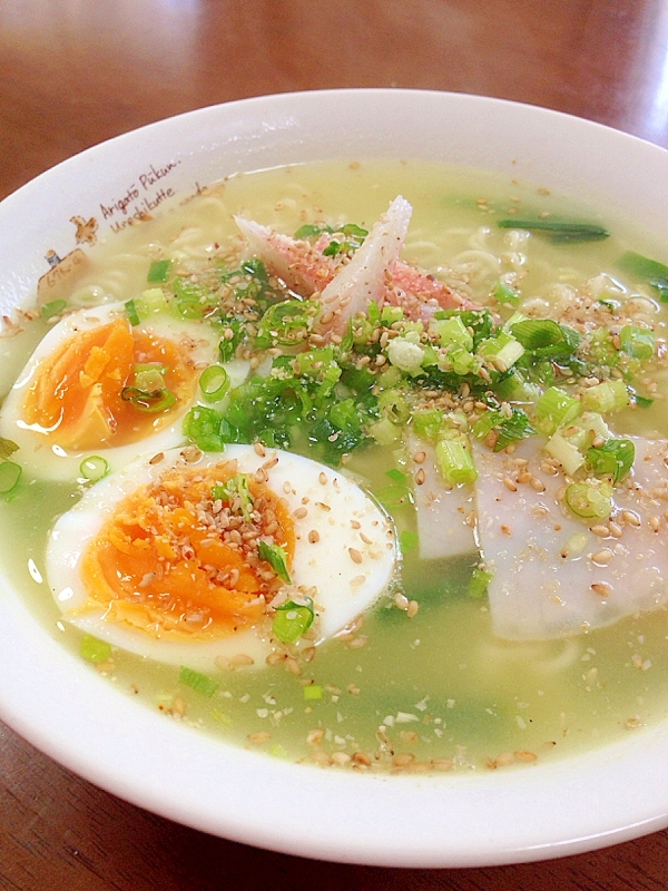 ニラと卵とカニカマとハムの塩ラーメン