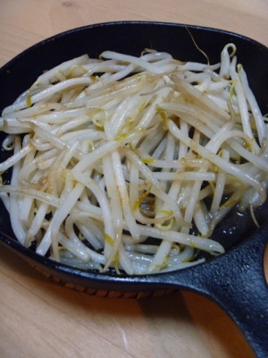 鉄のフライパンでもやし炒め***焼き肉の時にも♪