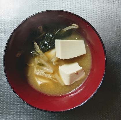 もやしと絹ごし豆腐の味噌汁