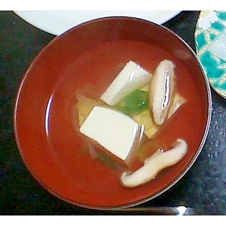しいたけ・絹ごし豆腐・長ネギのお吸い物（昆布だし）
