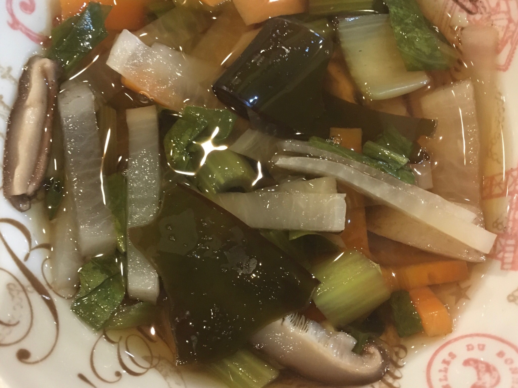 小松菜と人参と大根と椎茸と昆布の汁