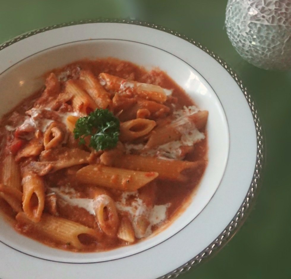 洋食器に盛り付けたトマトクリームパスタ