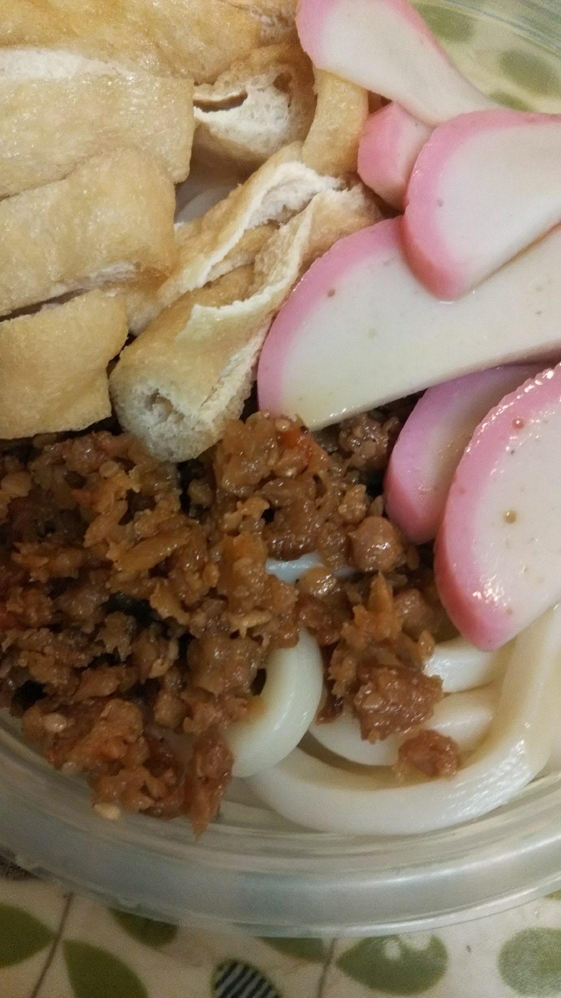 油揚げとかまぼこと鶏肉そぼろのぶっかけうどん