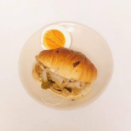 クロワッサンで焼きそばチーズサンド