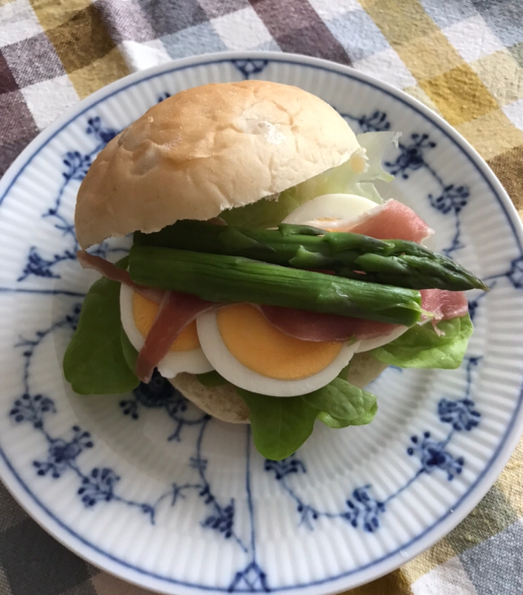 茹で卵と生ハム、アスパラのサンド