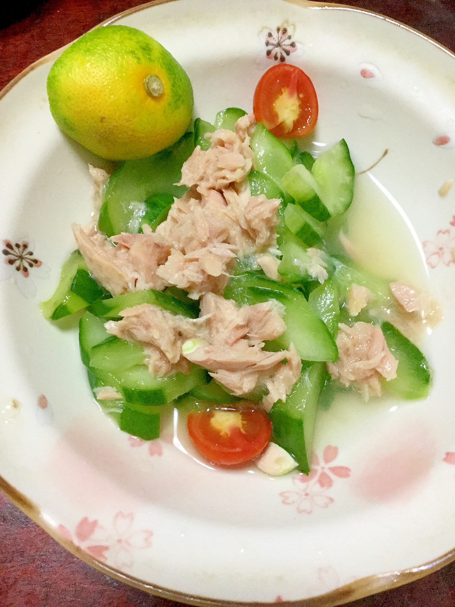 胡瓜とミニトマトとツナの早摘みユズの和え物！