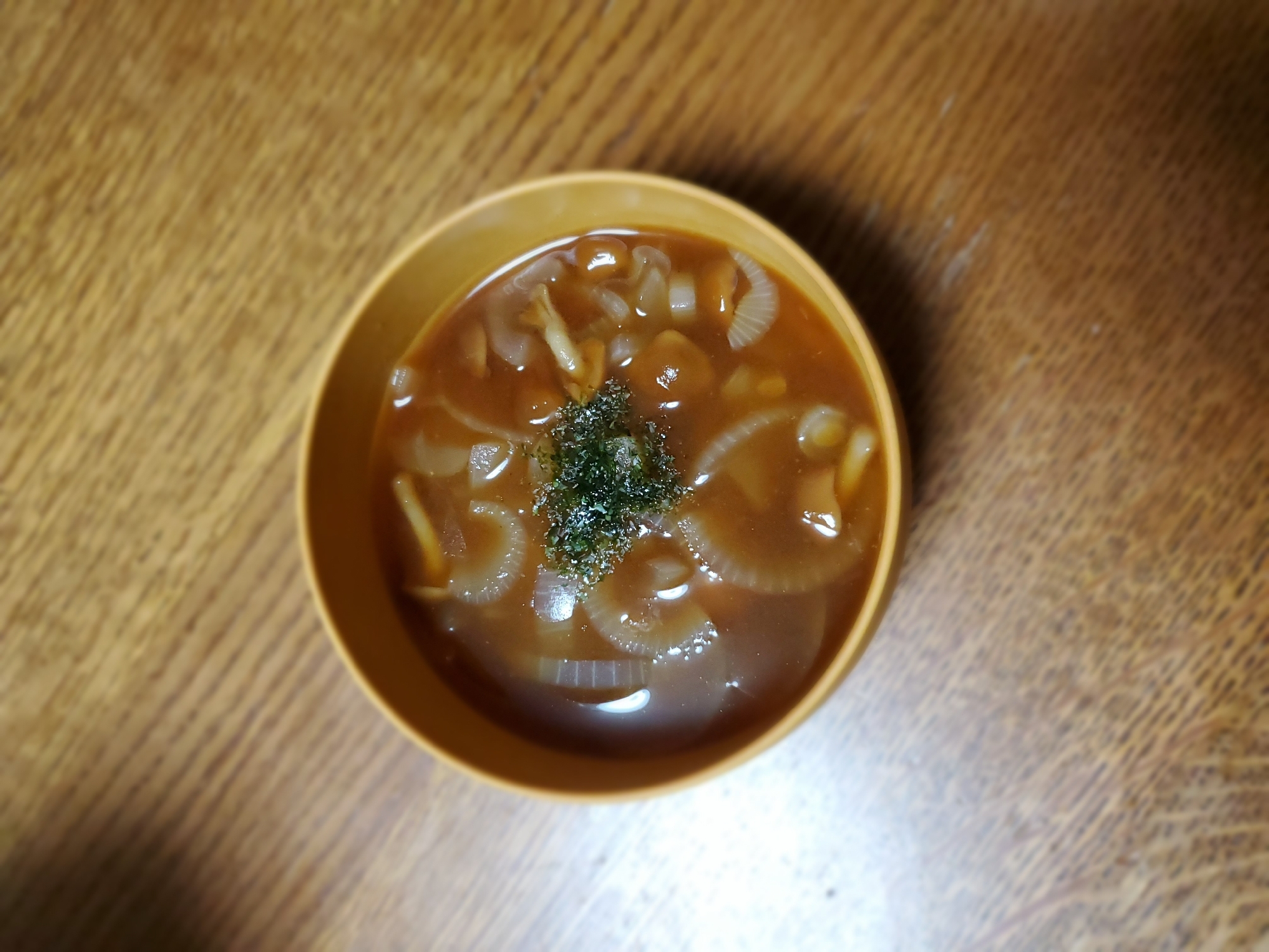 玉ねぎとなめこの赤だし