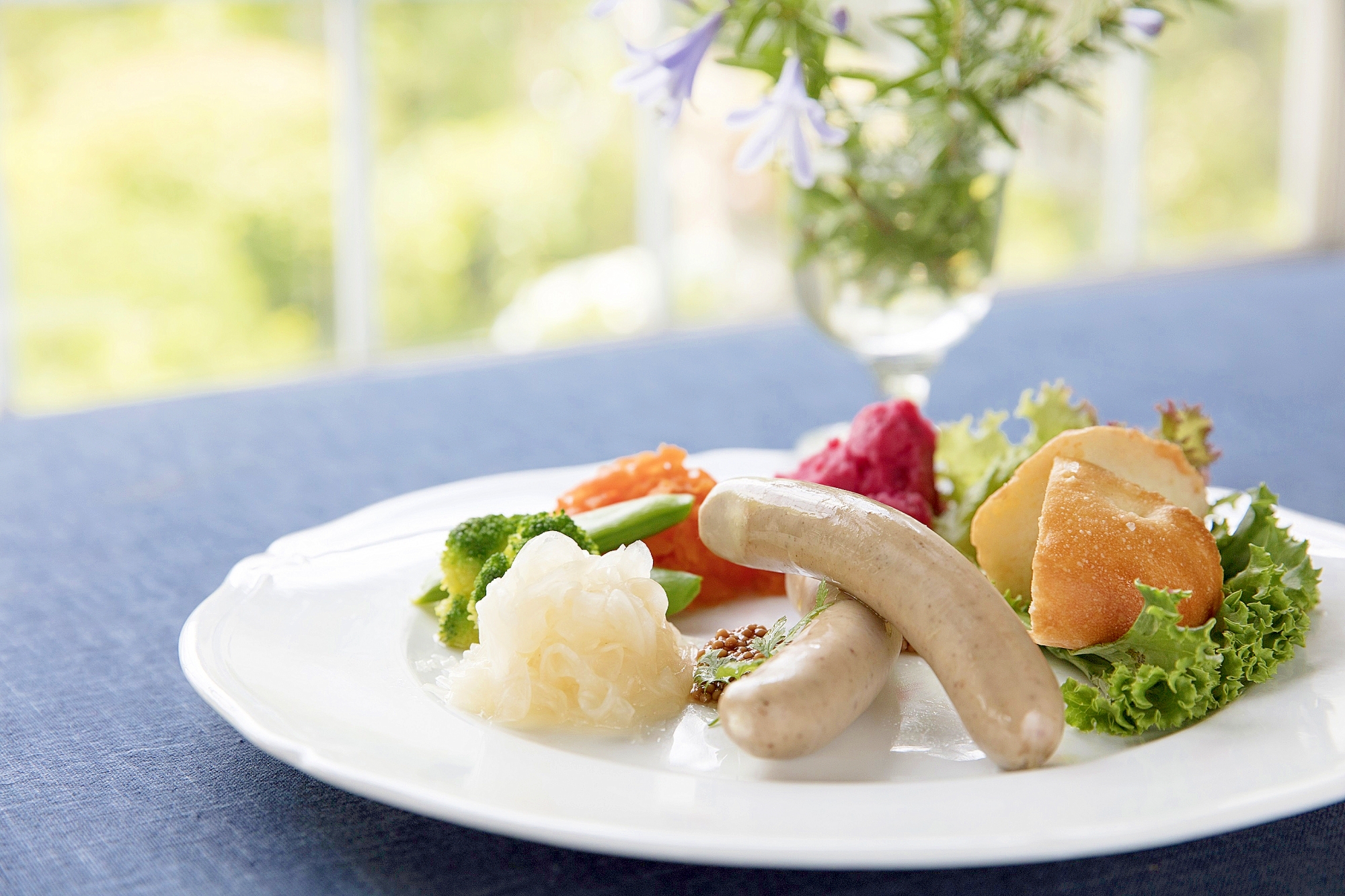 ソーセージと野菜の朝食プレート