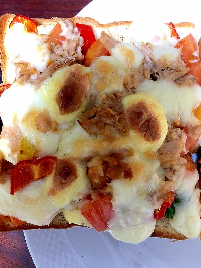 セブンイレブンの金の生食パンでツナピザトースト
