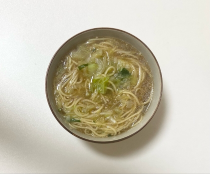 焼豚と茹で卵とわかめと白ネギ入り味噌ラーメン