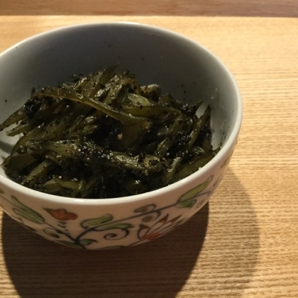 黒ごましかなくて、色合いが残念な事に。
茎わかめをよく買うのでレシピを探しました。簡単で良いですね！