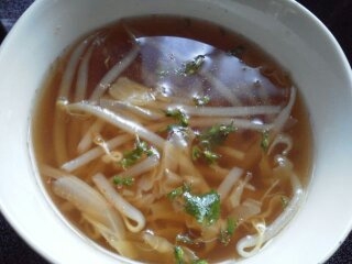 キャベツともやしの中華スープ