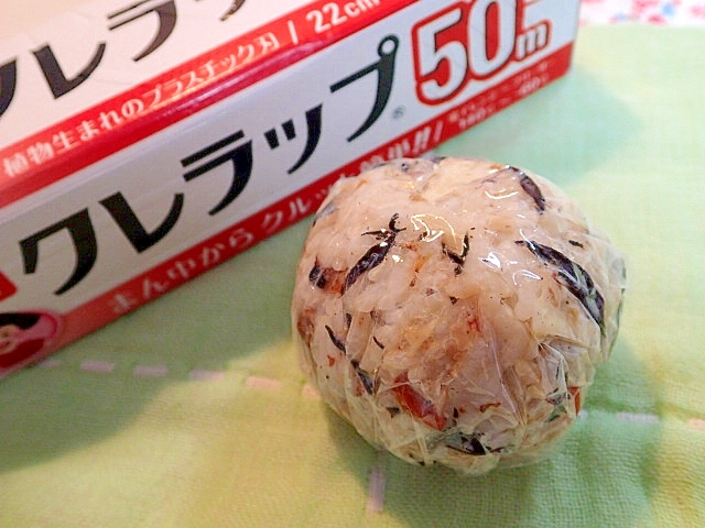 醤油マヨ　ひじきの煮物と餃子の皮とおかかのおにぎり