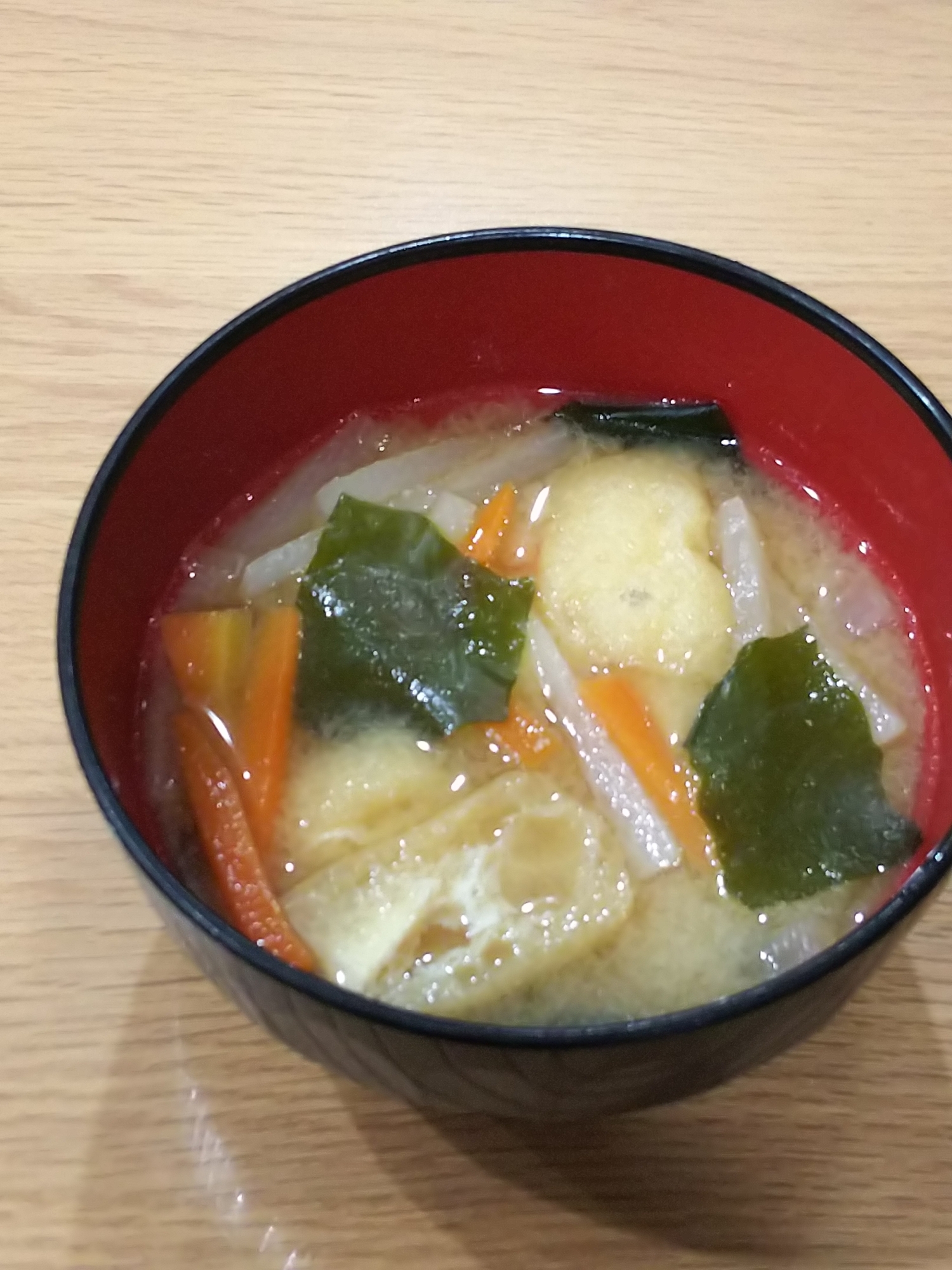 大根と人参と油揚げとわかめの味噌汁
