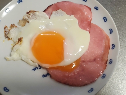 昼食に作りました。油で焼いたハムもカリカリして美味しかったです。