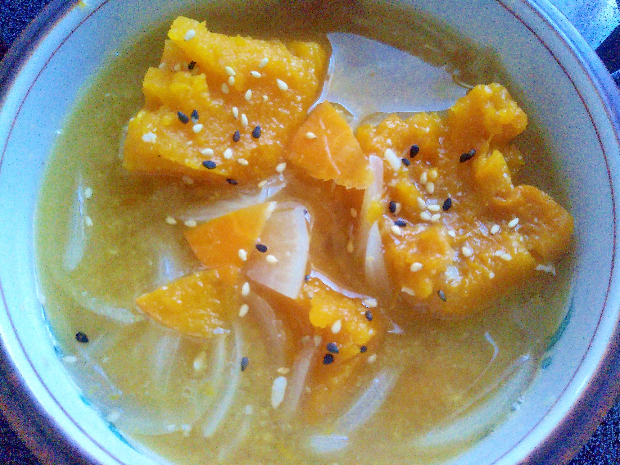 胡麻香る☆かぼちゃ玉ねぎ大根にんじん味噌汁