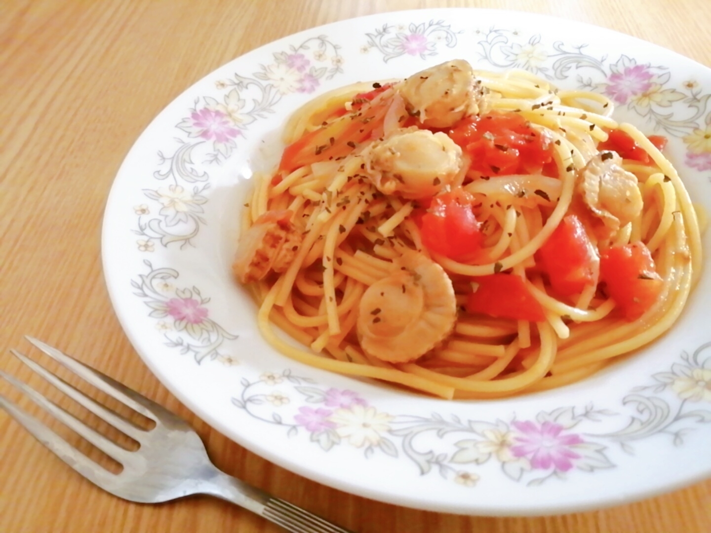 洋食器に盛り付けたバビーホタテのトマトパスタ