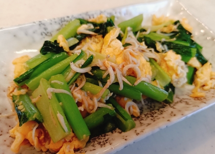 栄養満点♡小松菜と卵としらすのバターぽん酢炒め