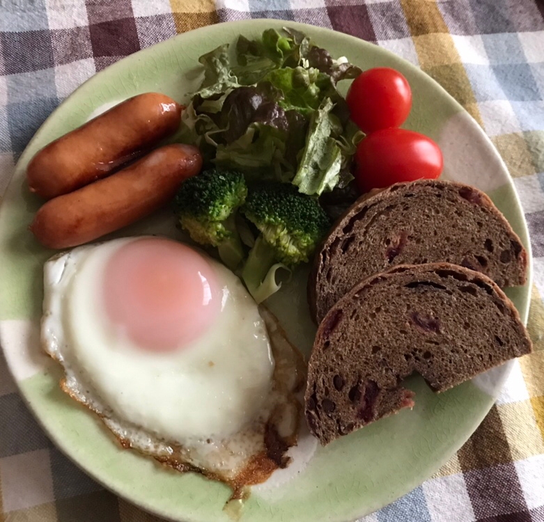 ベーグルと目玉焼きの朝ごはんプレート