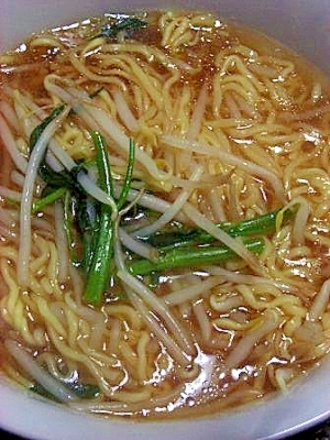 マルちゃん正麺で作る　もやしと空芯菜の醤油ラーメン