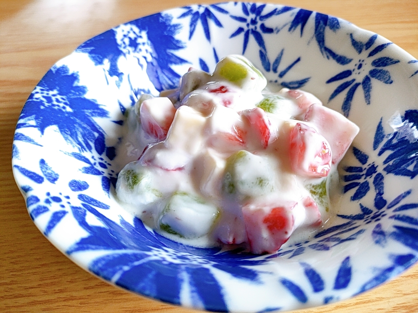 いちごとキウイとベビーチーズのヨーグルトサラダ