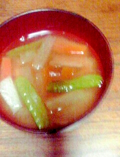 大根にんじん絹さやの味噌汁