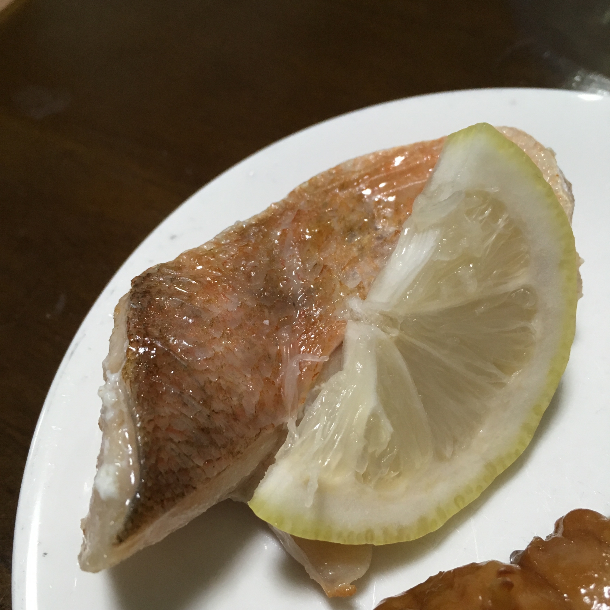 白身魚のガーリックバター焼き レモン添え