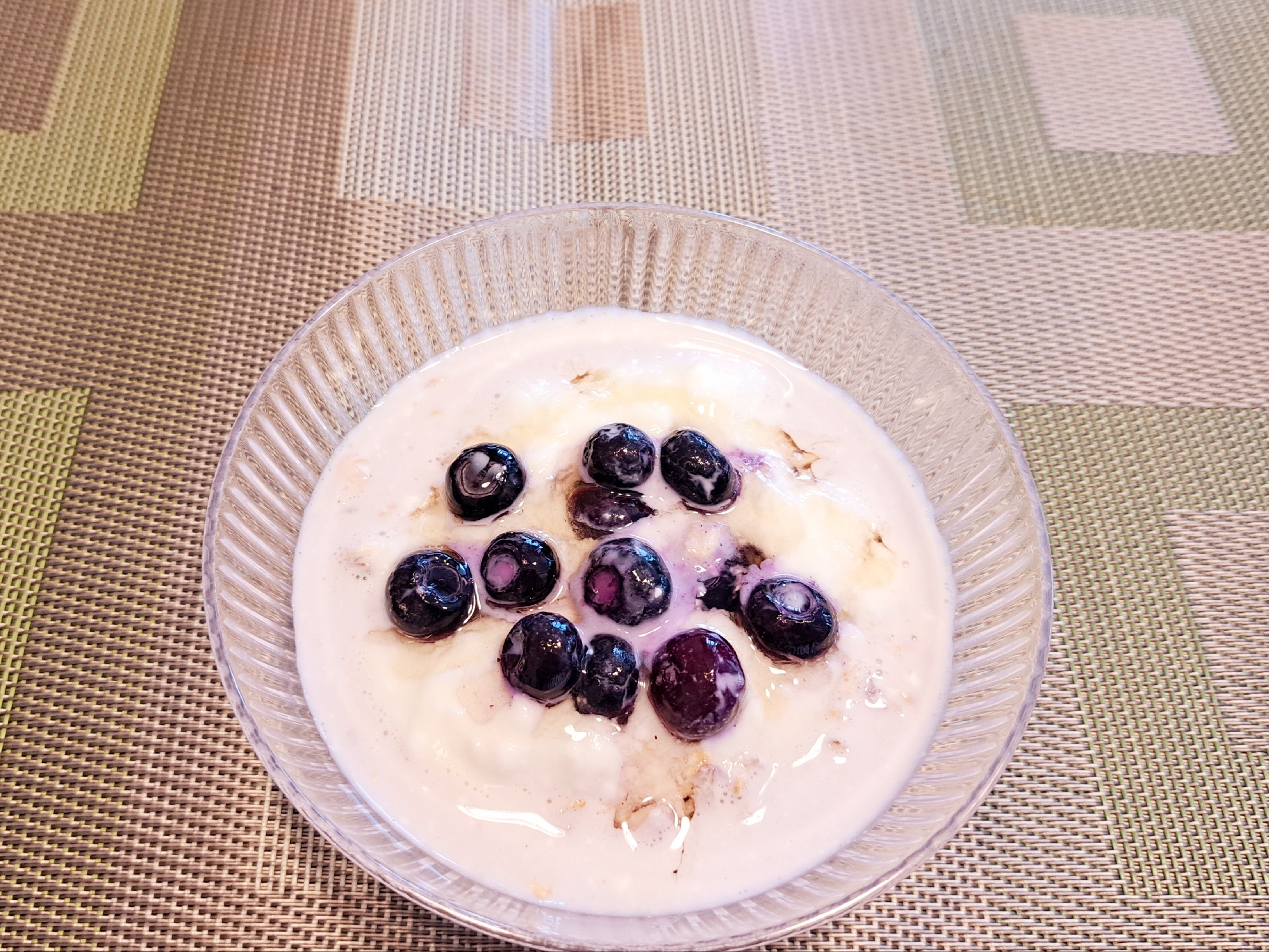 朝食にクリームチーズとベリーのオーバーナイトオーツ