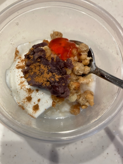グラノーラとあんことマーマレードのヨーグルト