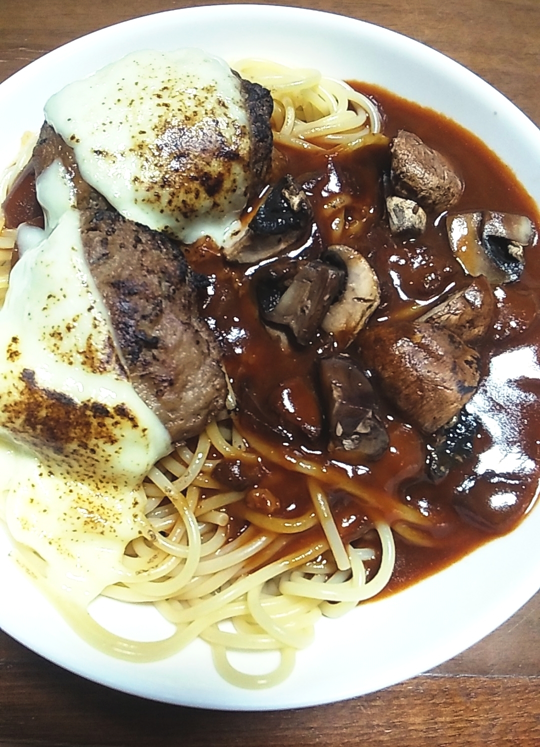 チーズハンバーグとマッシュルームのハヤシパスタ