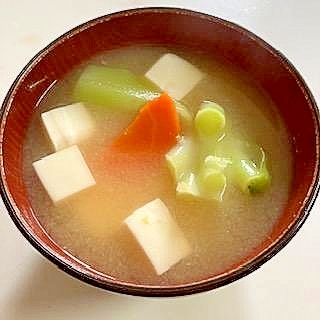 豆腐とブロッコリーの芯とにんじんの味噌汁