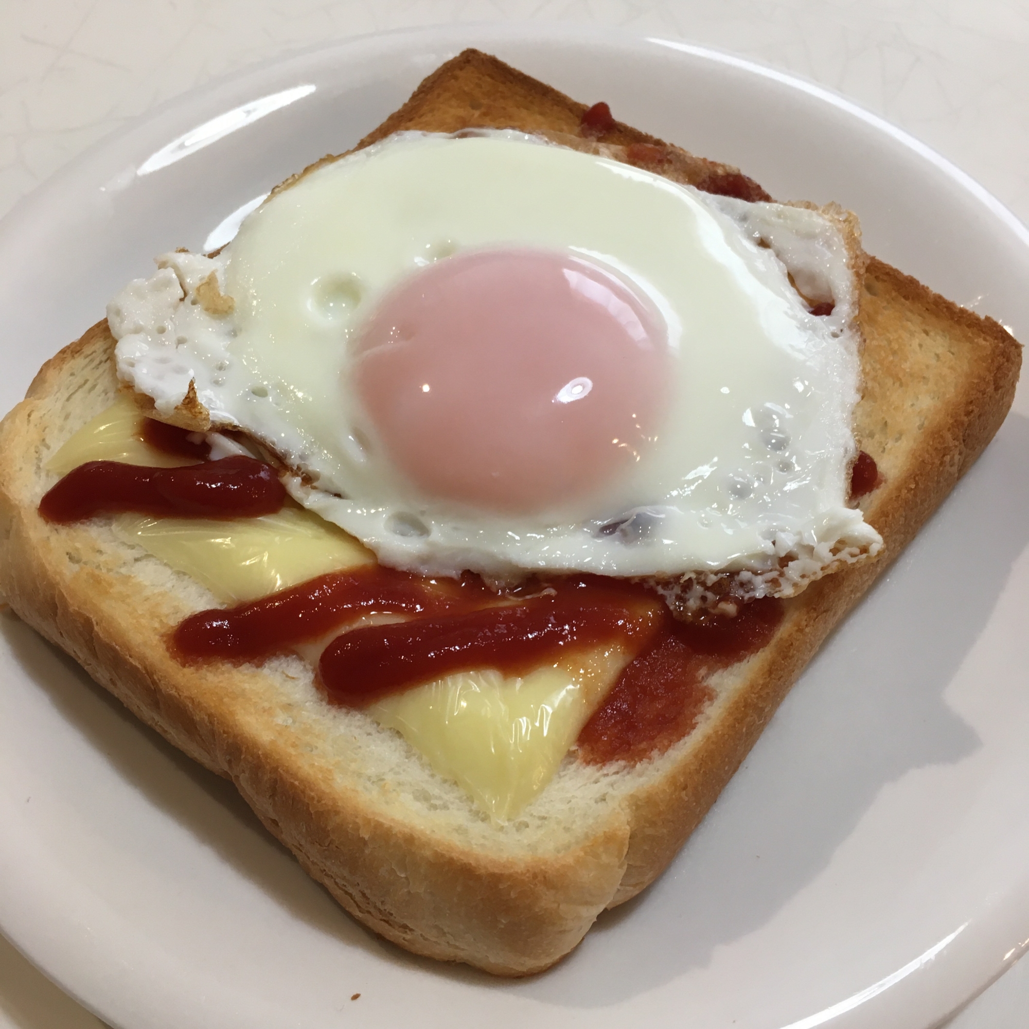 目玉焼きチーズケチャップトースト