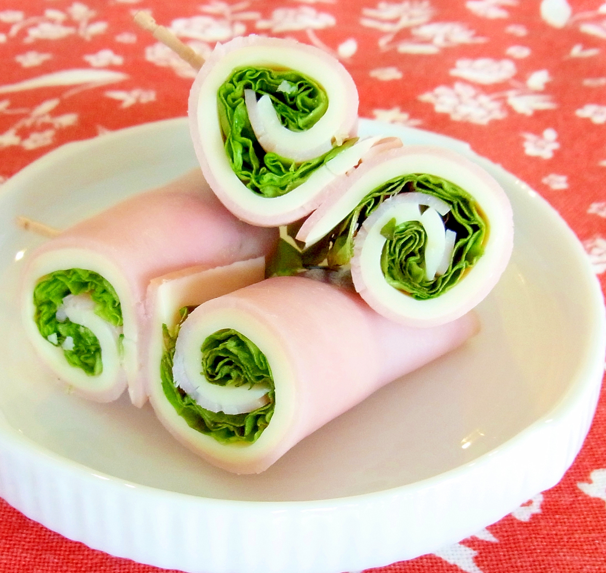 白いお皿に盛り付けられたハムチーズレタス