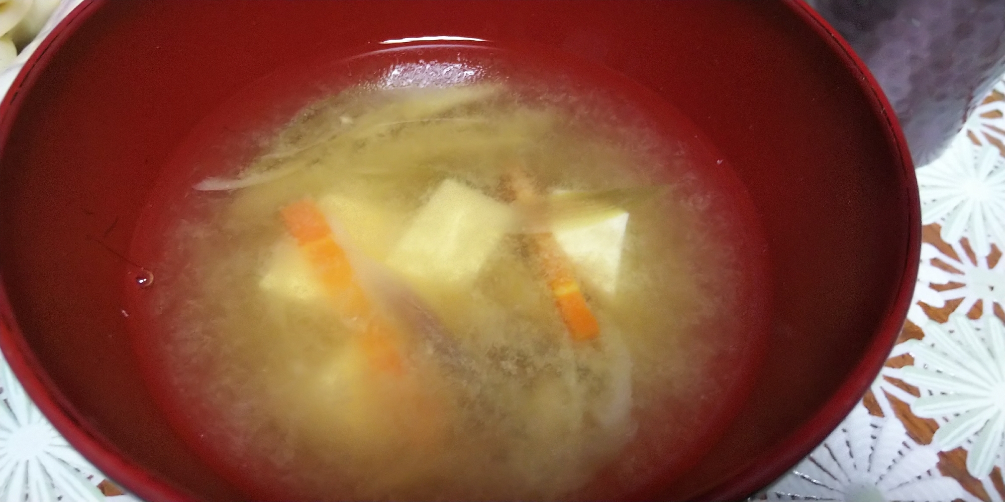 茗荷とにんじんと豆腐の味噌汁