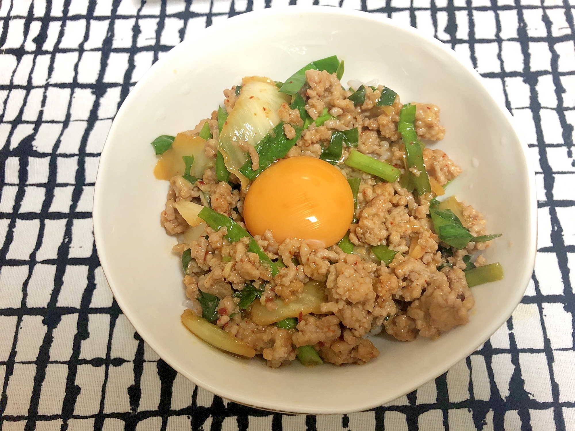 ニラとキムチーズのひき肉丼