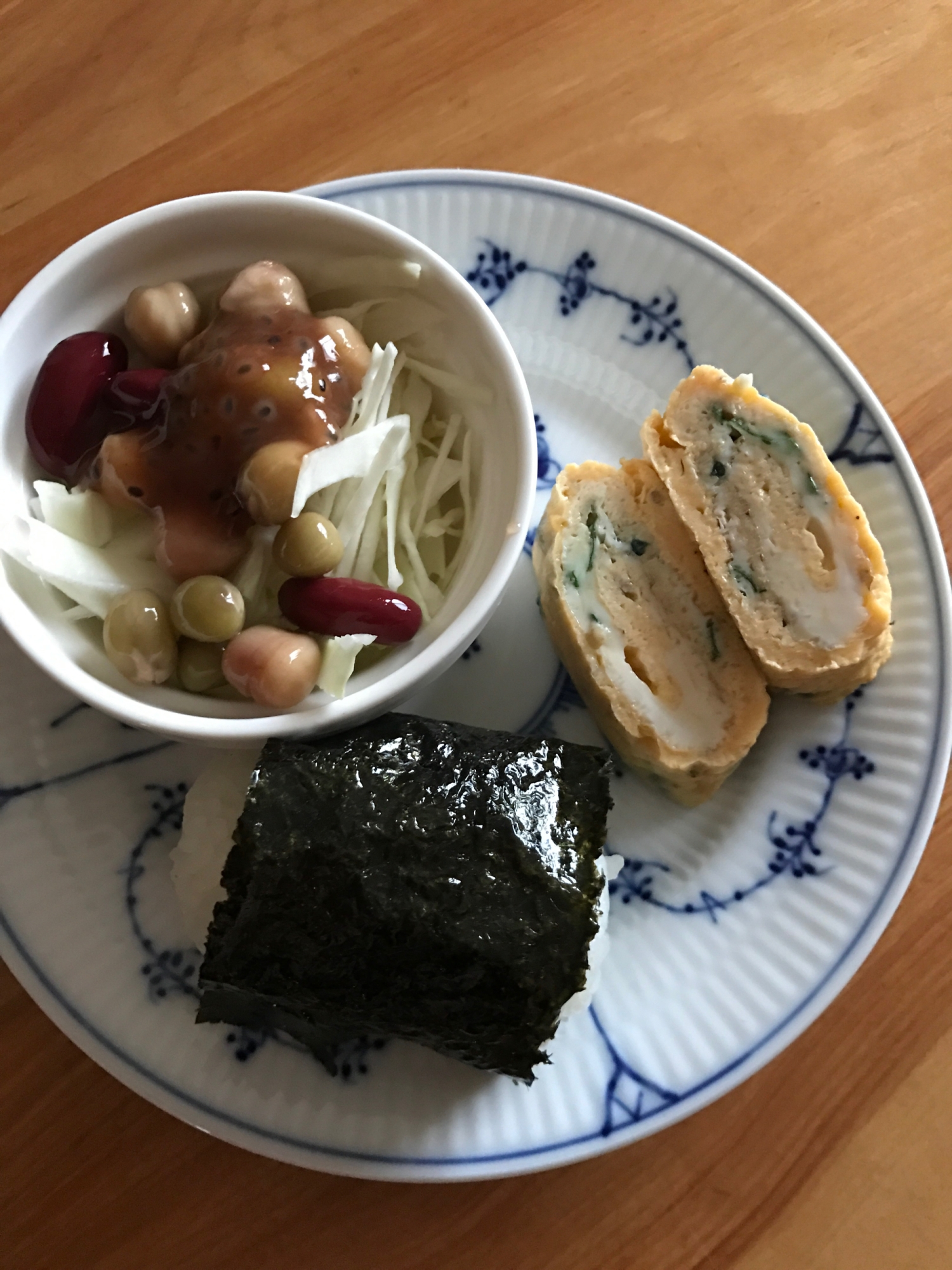 豆サラダとおむすびの朝ごはんプレート