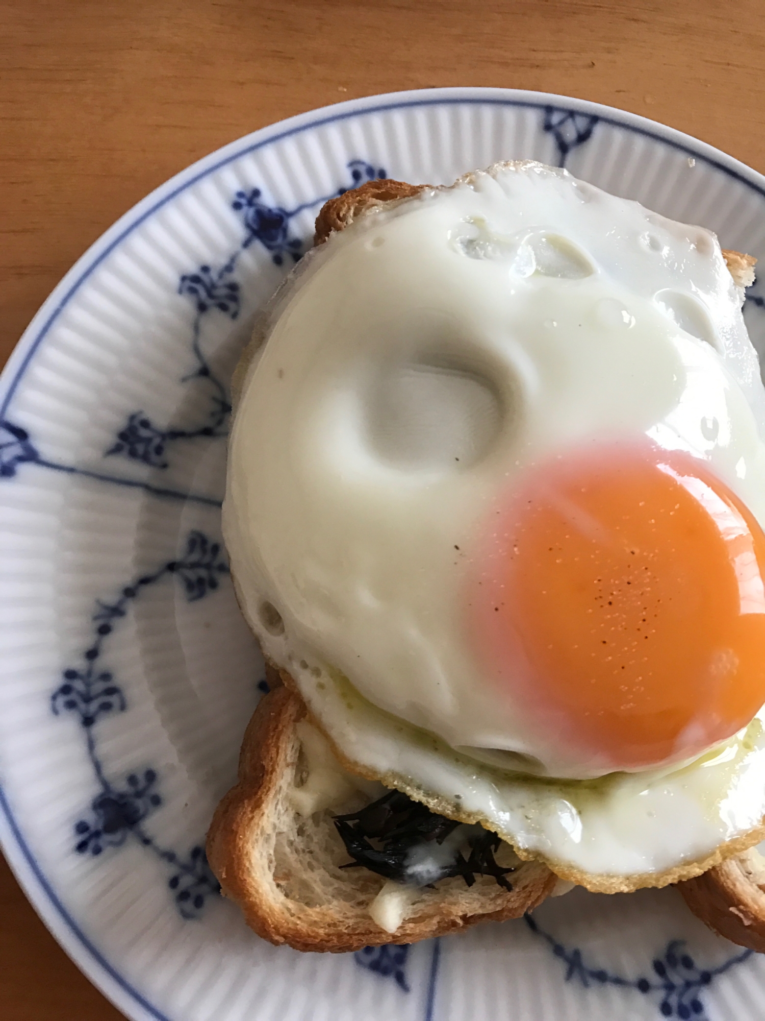 目玉焼きのひじきトースト