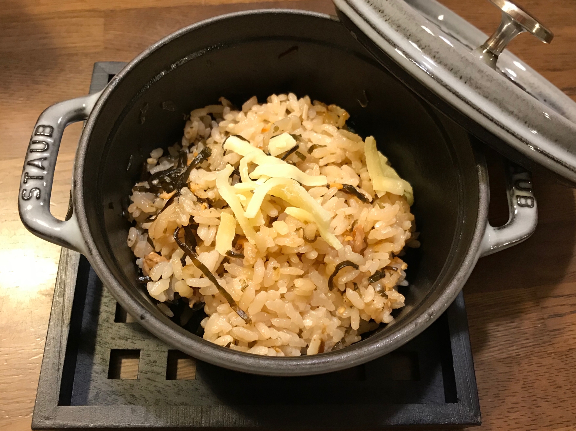 超簡単 ストウブで中骨缶詰めと塩昆布の炊き込みご飯 レシピ 作り方 By リトルミイ大好き 楽天レシピ