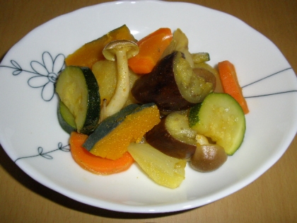 野菜がたくさん食べられるし、カレー味なので食欲をそそりますね。ブロッコリーがなかったので代わりにズッキーニを入れました。満杯だった野菜室もすっきりしましたよ～♪