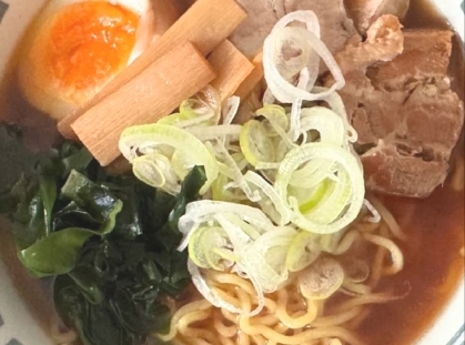 醤油ラーメン ゆで卵炒めたハム法蓮草しめじのせて