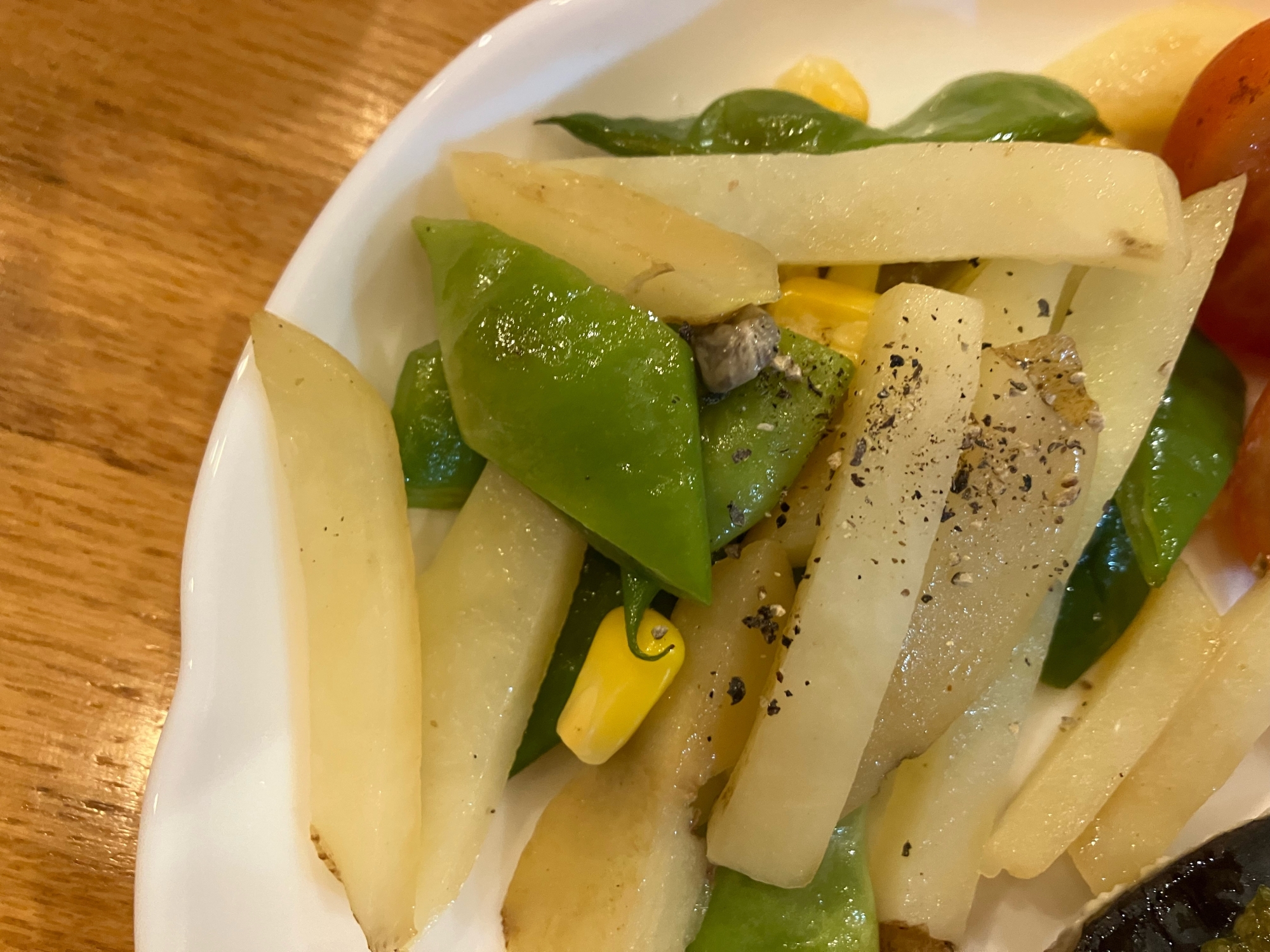 じゃがいもとインゲンとコーンの塩バター炒め