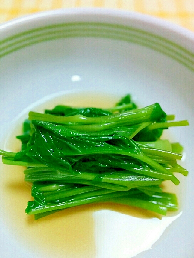 白い皿に盛り付けたエンサイのおひたし