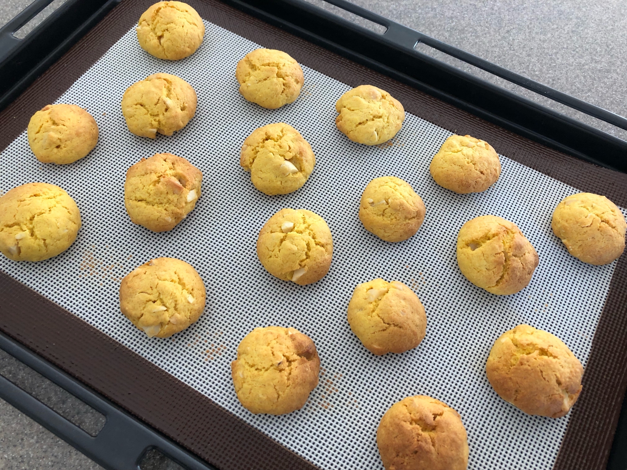 ホットケーキミックスでかぼちゃとナッツのクッキー