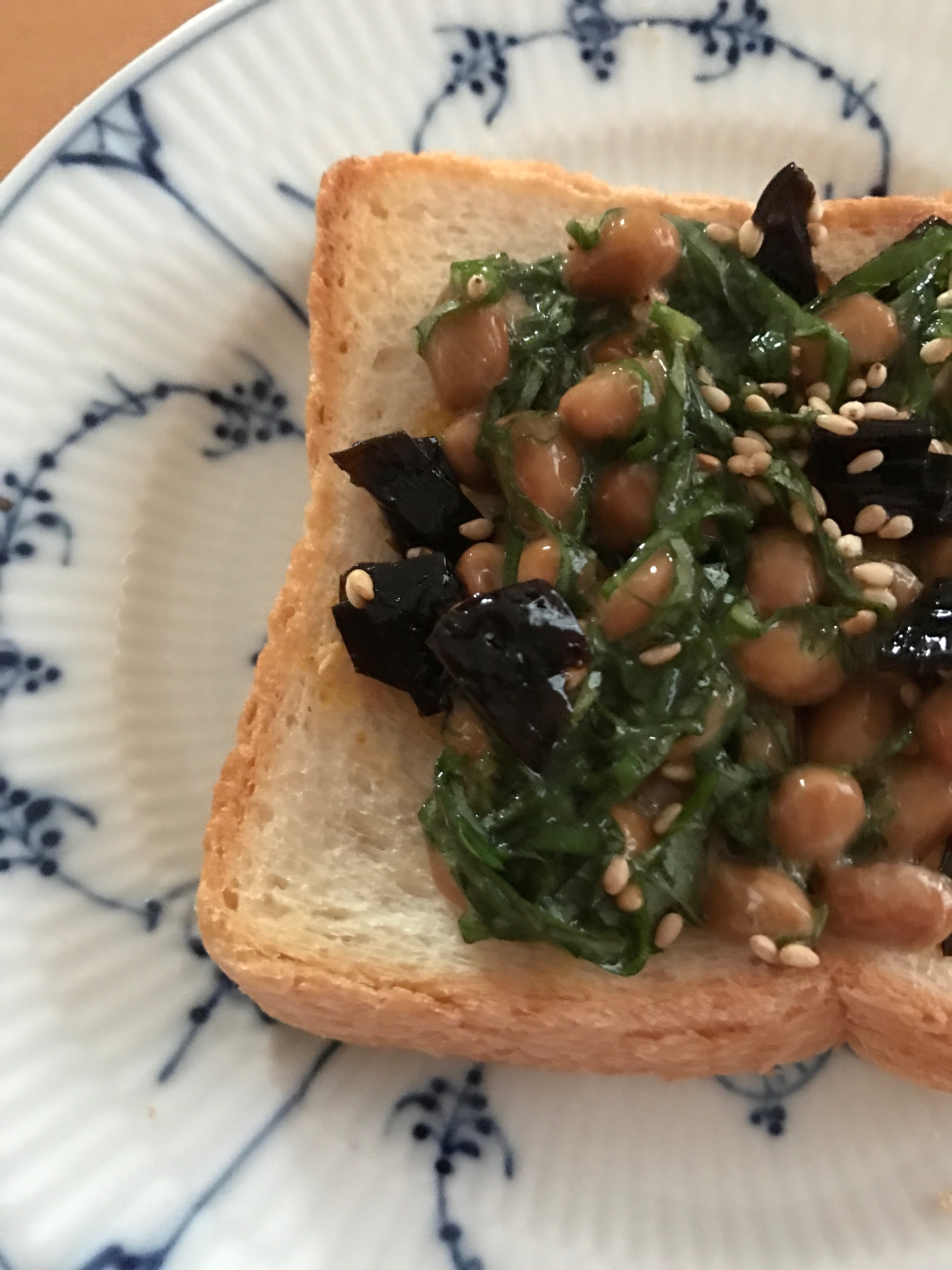 青じそと昆布の佃煮入り納豆のトースト