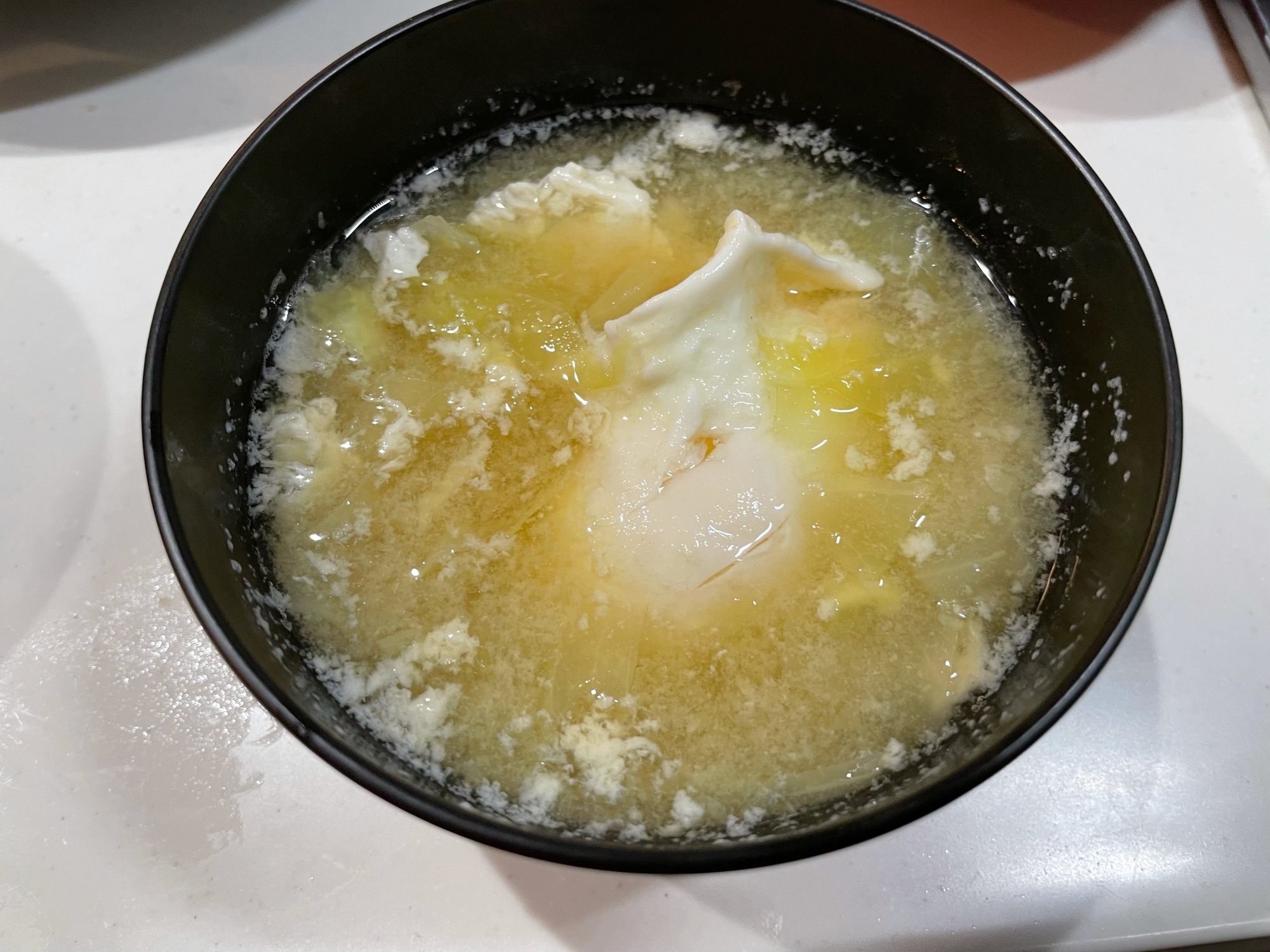 キャベツと落とし卵の味噌汁