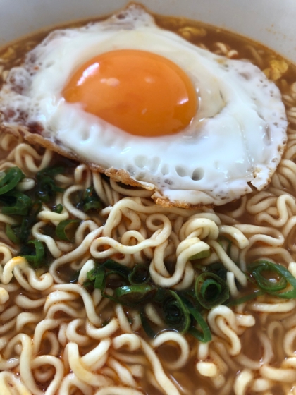 目玉焼きと焼豚のとんこつラーメン