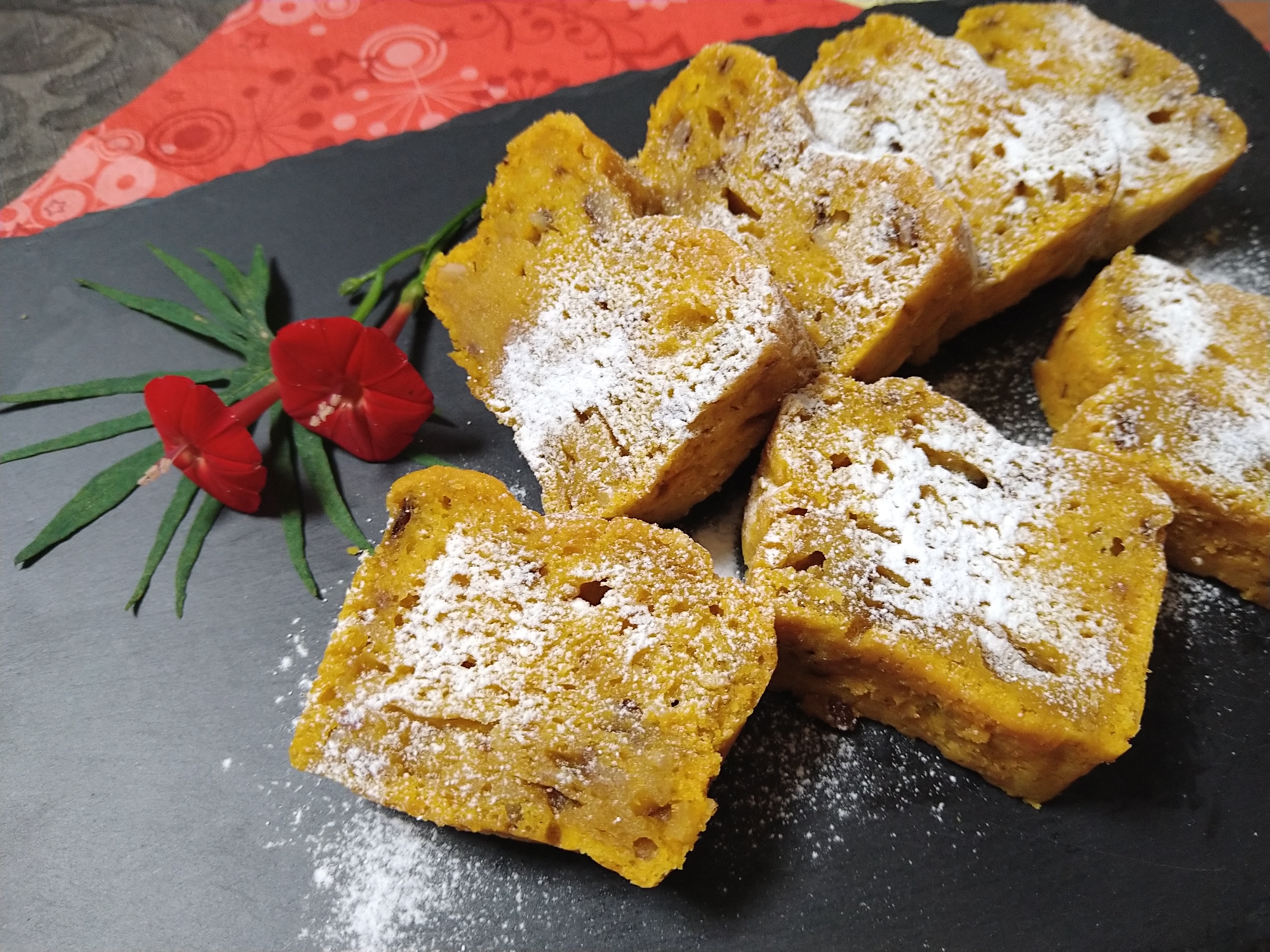 カットされて粉糖をかけたバターナッツかぼちゃのパウンドケーキ