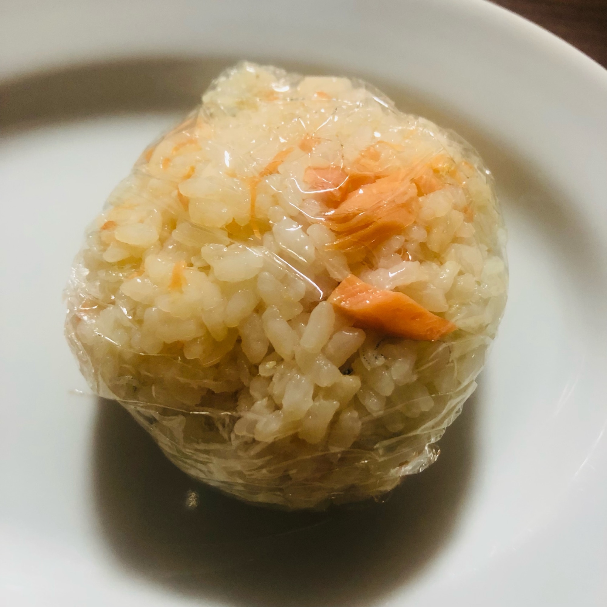 釜揚げおにぎり(鮭) 大きなおにぎり 鮭｜ローソン公式サイト