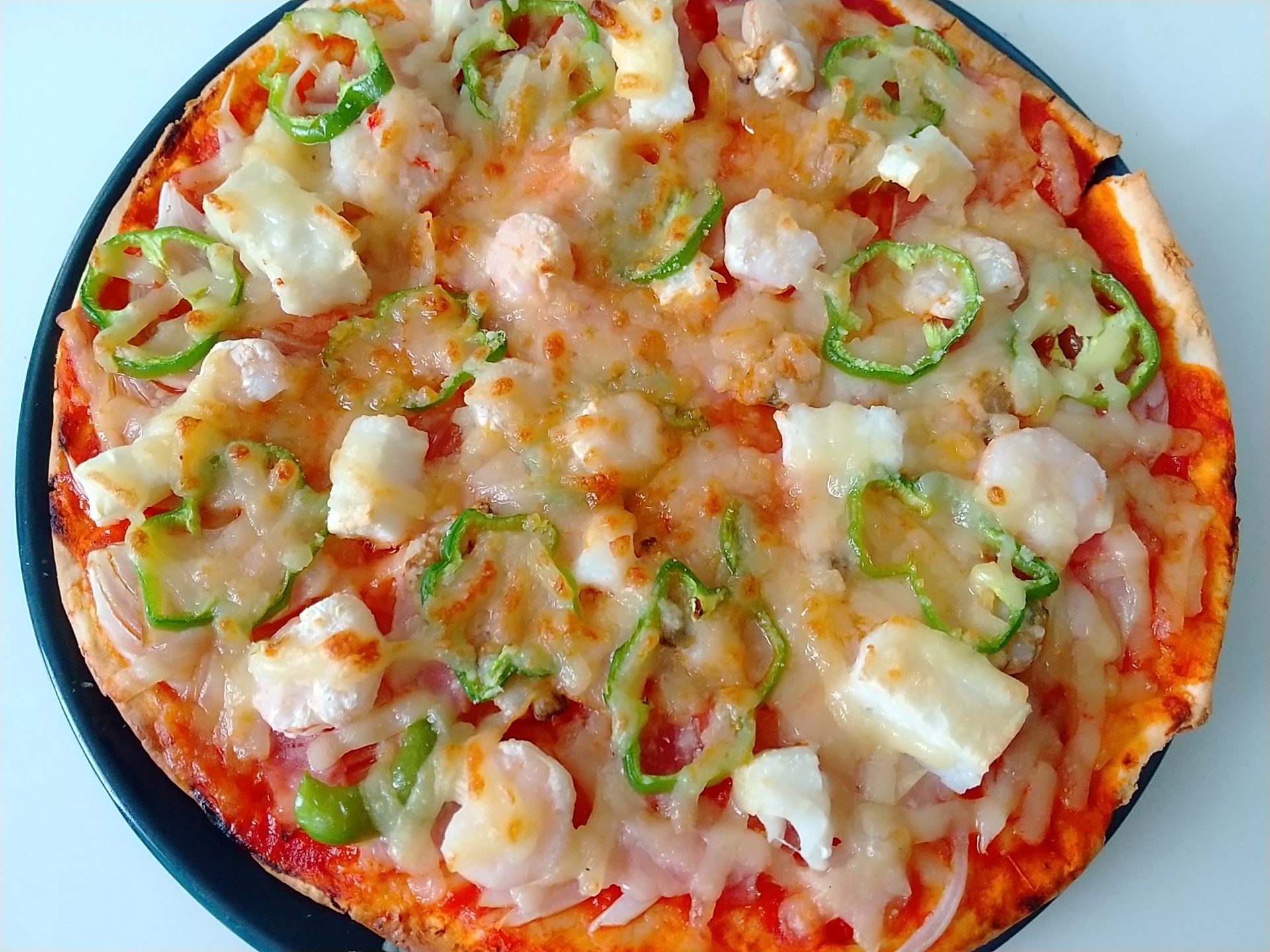 シーフードとベーコンのピザ